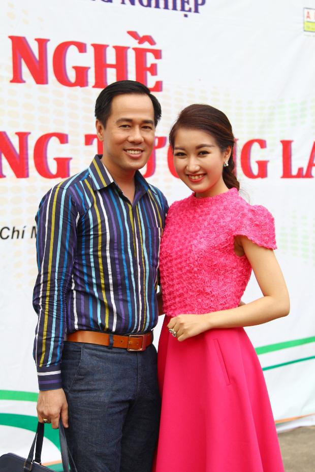 Huỳnh Văn Sơn chụp ảnh cùng khách mời xuất hiện trong clip thoát hiểm.