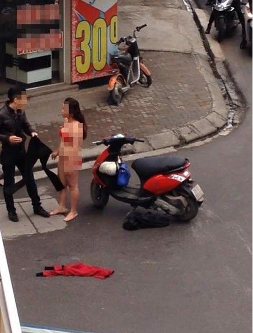 Một cô gái cãi nhau với bạn trai tự lột đồ giữa phố ở Hà Nội. 