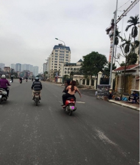 Cặp đôi ở Hà Nội cuối cùng vẫn lên xe về nhà nhưng cô gái chỉ mặc quần vào, nhất quyết không mặc áo ngoài.