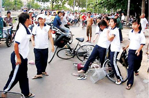 Nữ sinh đánh nhau trên đường 